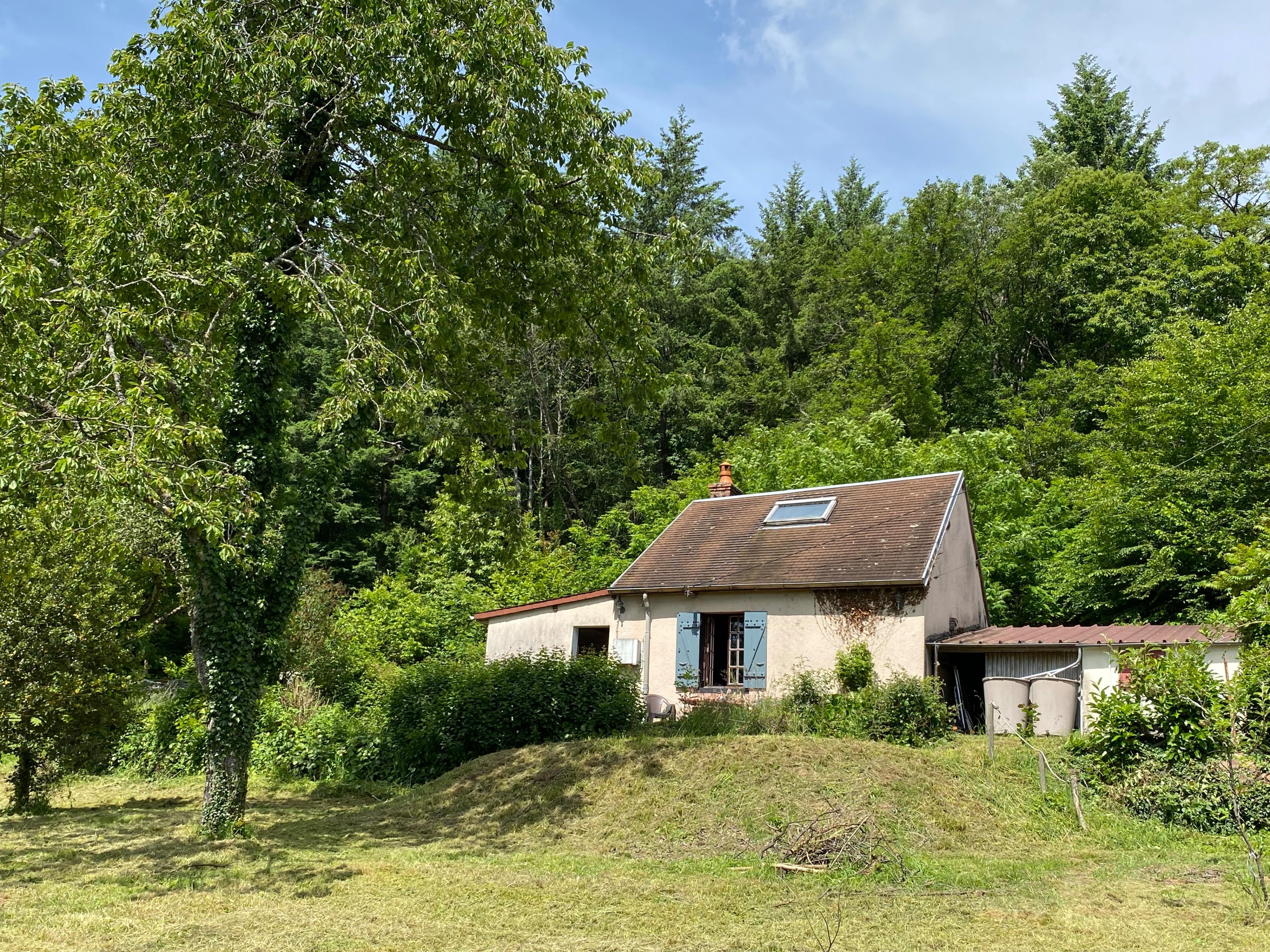 Nature house in Larochemillay