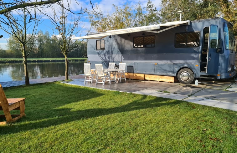 Een weekend of weekje verblijven in een Amerikaanse bus aan het water, lekker toch?